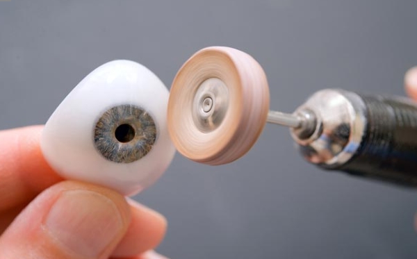 眼球摘除植入假眼后怎样去护理